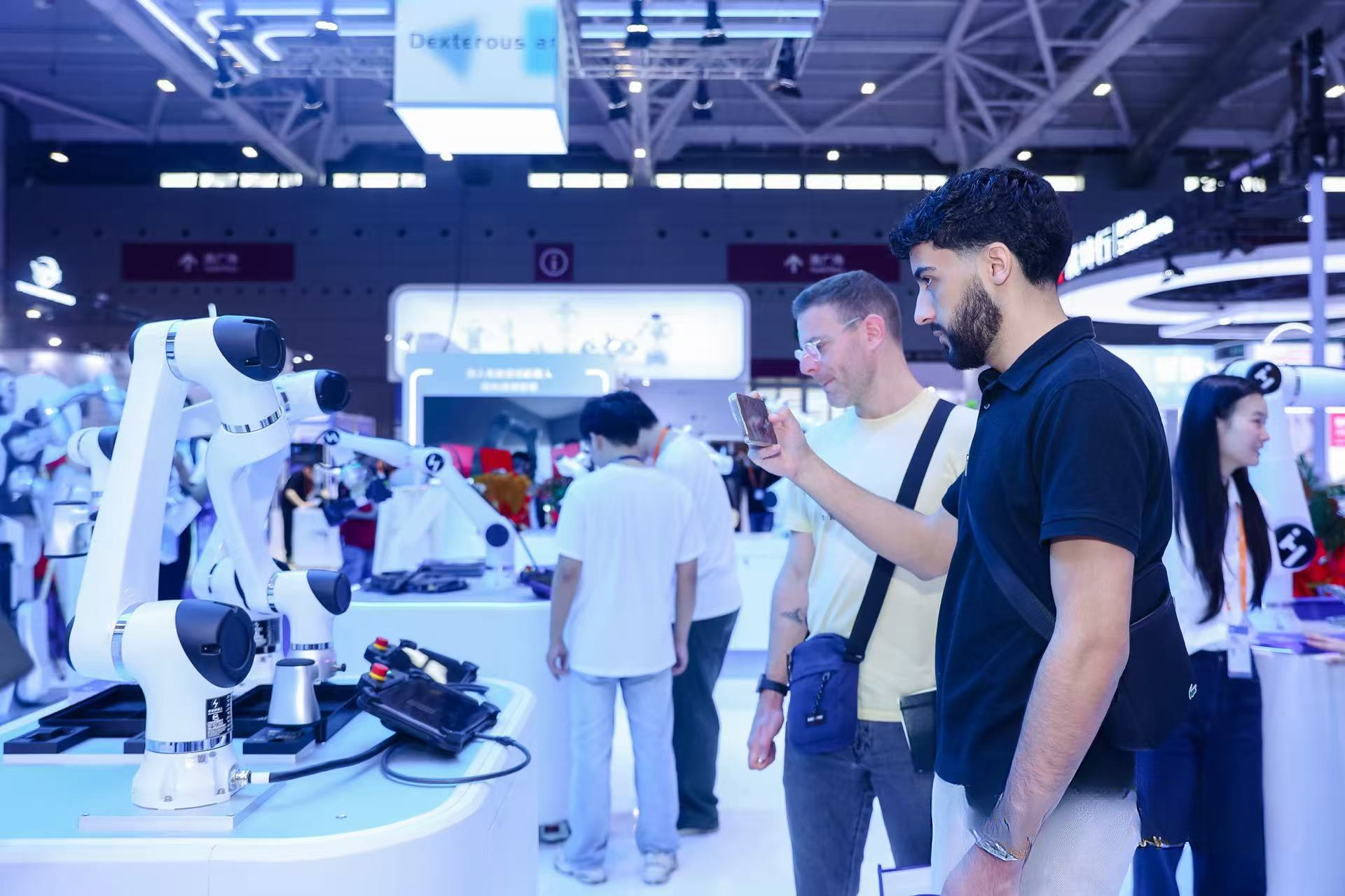 Manufacturing industry professionals discussing sourcing opportunities at ITES Shenzhen